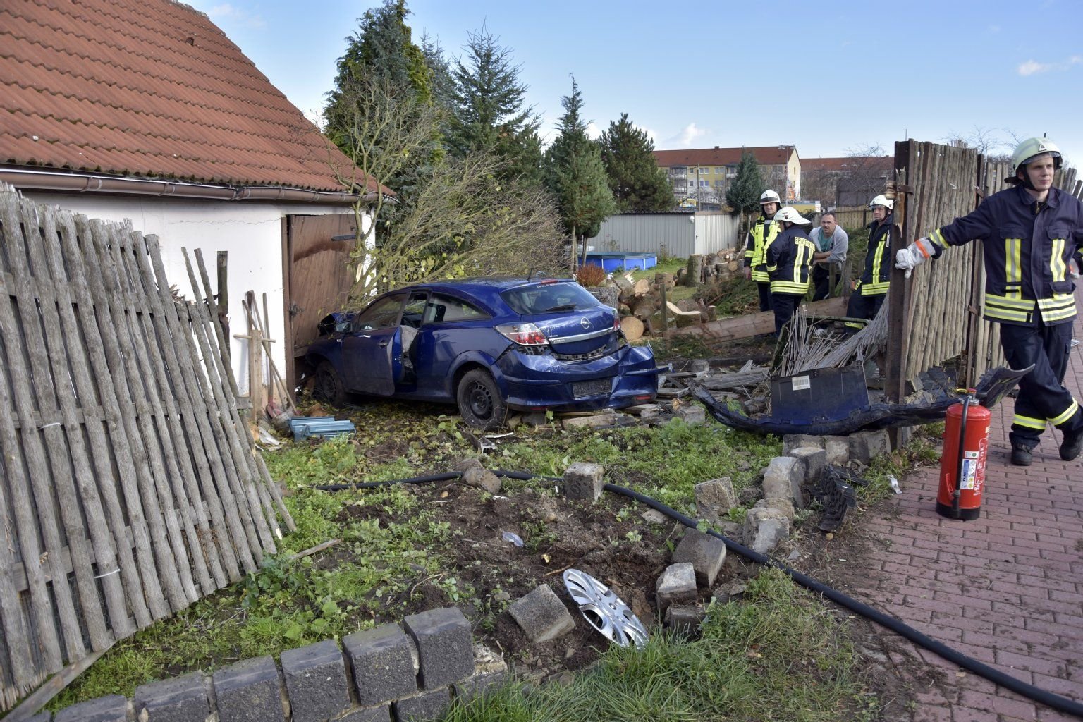 Der Fahrer wurde bei dem Unfall schwer verletzt.