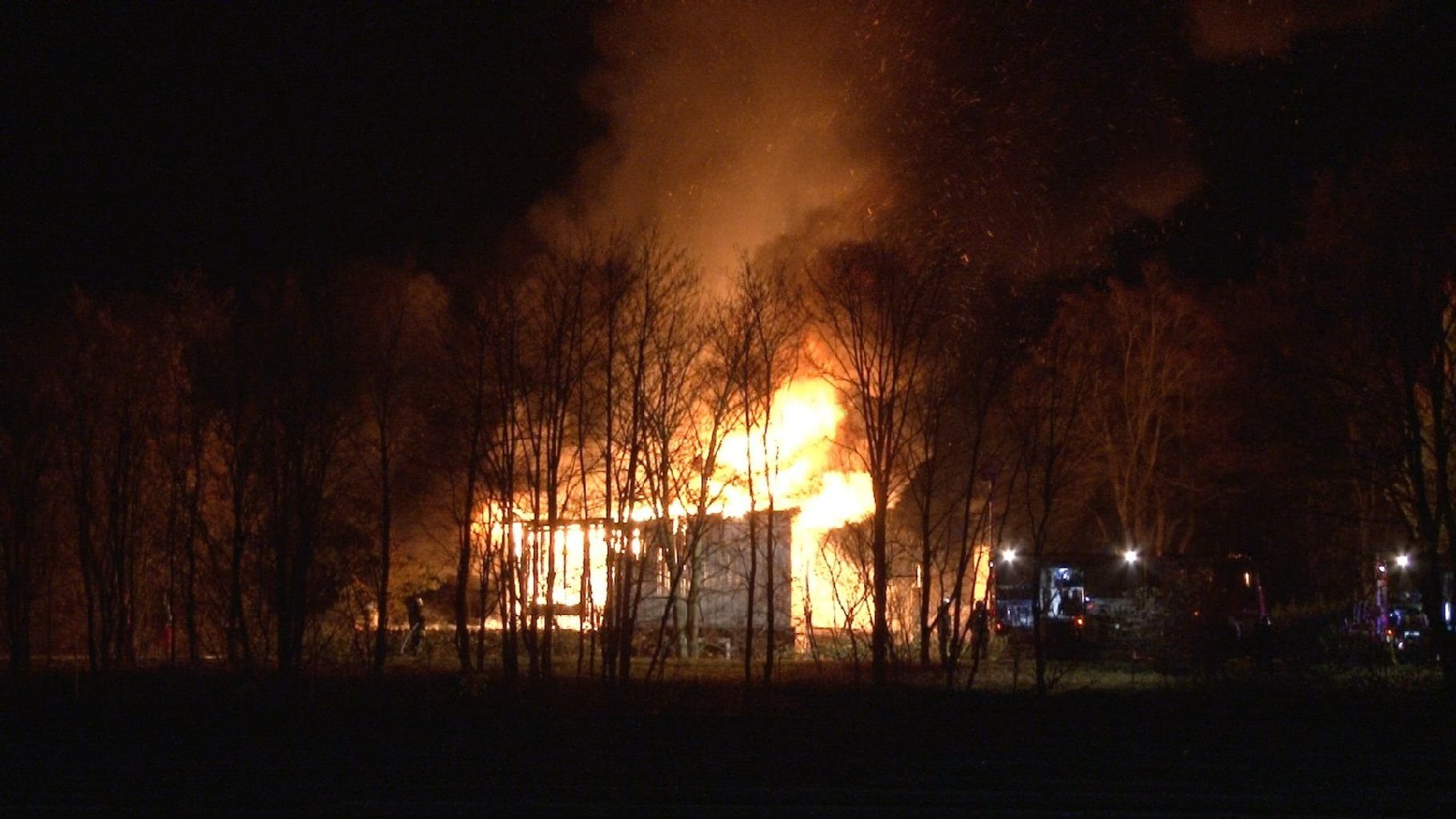 Das Holzhaus ging komplett in Flammen auf.