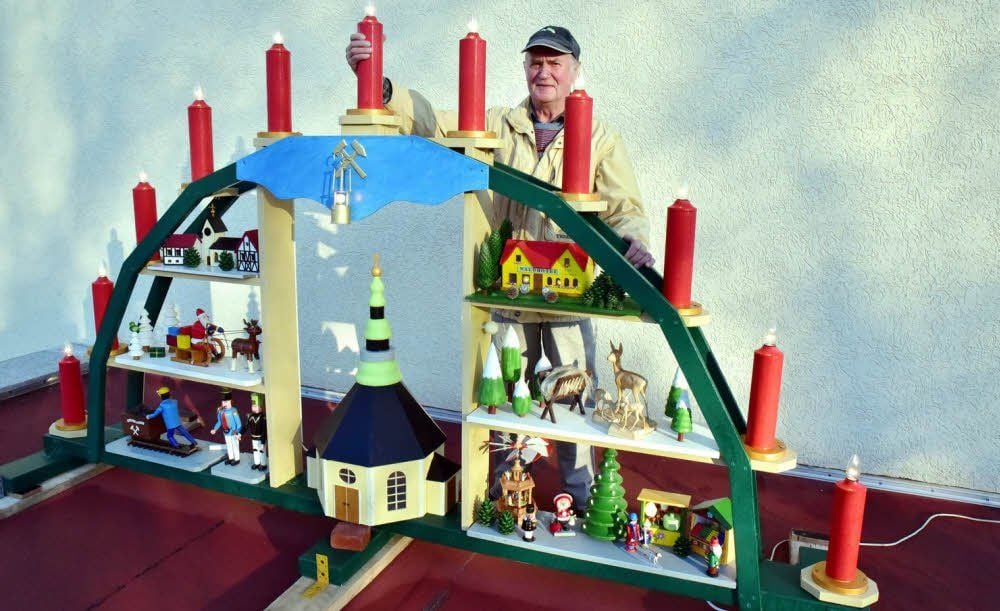 Horst Böttcher hat sein Leben lang gern gebastelt, doch als er noch als Lehrer tätig war, reichte die Zeit nicht für ein aufwendiges Hobby. Erst als er vor zwölf Jahren in den Ruhestand ging, konnte er sich größeren Projekten widmen. Ein 1,75 Meter hoher Schwibbogen gehörte dazu.