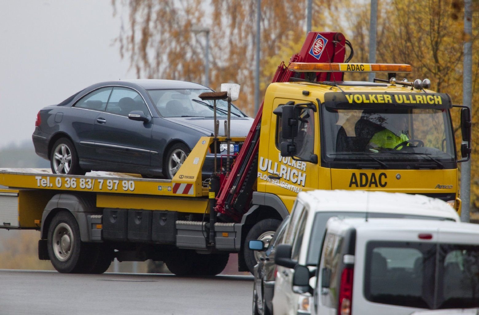 Pannenwagen dürfen das Blinklicht erst am Unfallort einschalten.