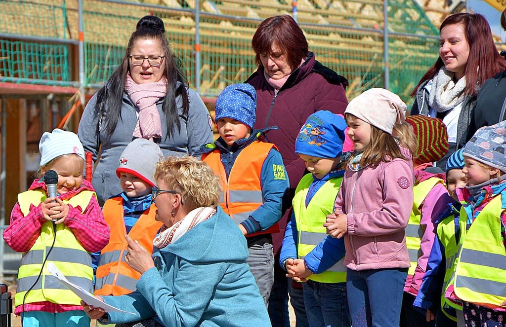 Die Kinder der „Villa Spatzennest“ Hohenberg-Krusemark führten beim Richtfest ein kleines Programm auf. Sie besuchen ihre künftige Bleibe einmal die Woche.