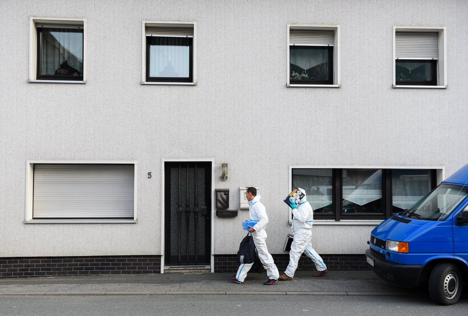 Polizisten der Spurensicherung betreten das Haus in Wallenfels.