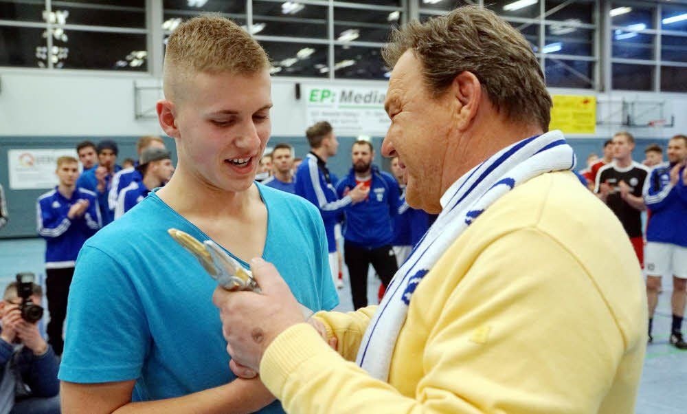 Gernrodes A-Junior Julian Nebe erhielt von Stadtwerke-Chef Michael Wölfer den Pokal als bester Torhüter.