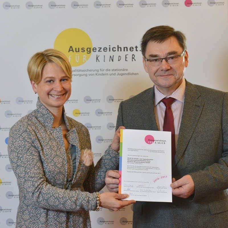 Sozialministerin Birgit Hesse überreicht Hans-Joachim Krebes in Schwerin das Zertifikat für die ausgezeichnete Kinderklinik in Zeitz.