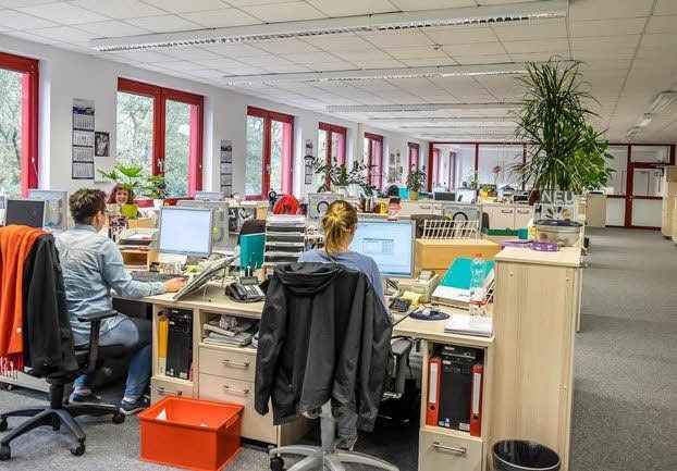 In der Verwaltung sollen bei Pino Küchen, die zum Hersteller Alno gehören, Stellen entfallen. Erst im Oktober 2015 gab es in Coswig einen Stellenabbau, nun sollen weitere Stellen in Coswig abgebaut werden.