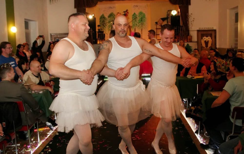 Wenn das Männerballett, noch dazu zum Klassiker „Schwanensee“ aktiv wird, ist die Stimmung bei Karneval in Bründel auf dem Höhepunkt.