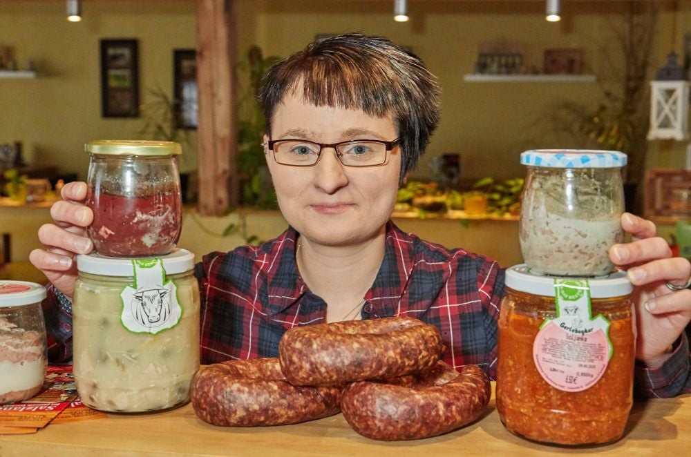 Die Wurstspezialitäten und Fertiggerichte gibt es nicht nur vor Ort in Gerlebogk zu kaufen.