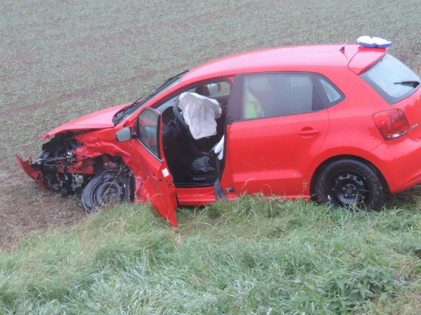 Der 18 Jahre alte Fahrer übersah den VW Polo und stieß frontal mit ihm zusammen.