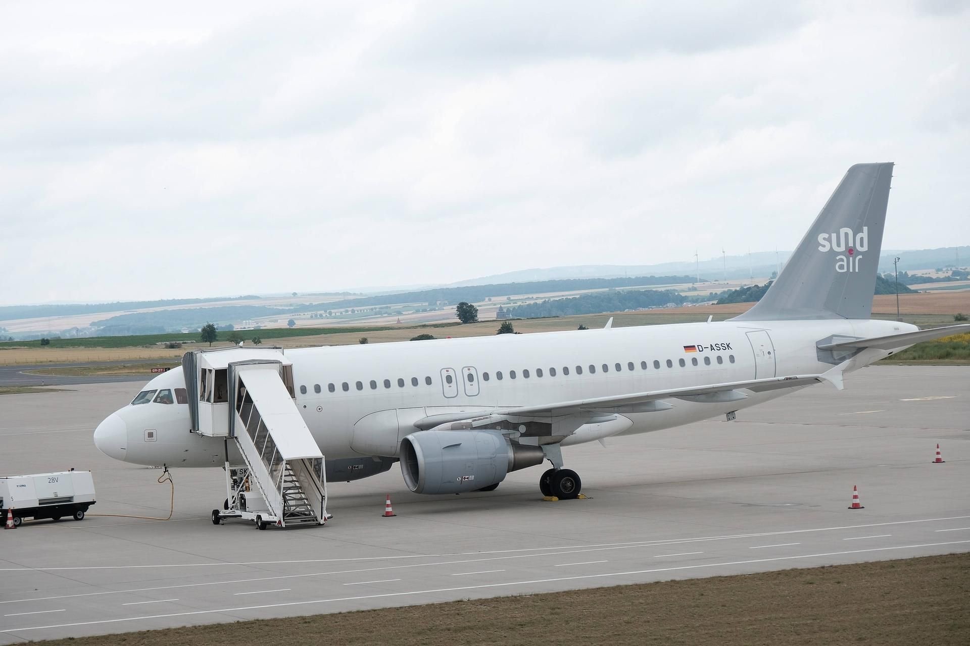 Eine Maschine der ostdeutschen Fluggesellschaft Sundair steht am Flughafen Kassel-Calden. Die in Schieflage geratene Gesellschaft strebt eine Sanierung im Schutzschirmverfahren an.