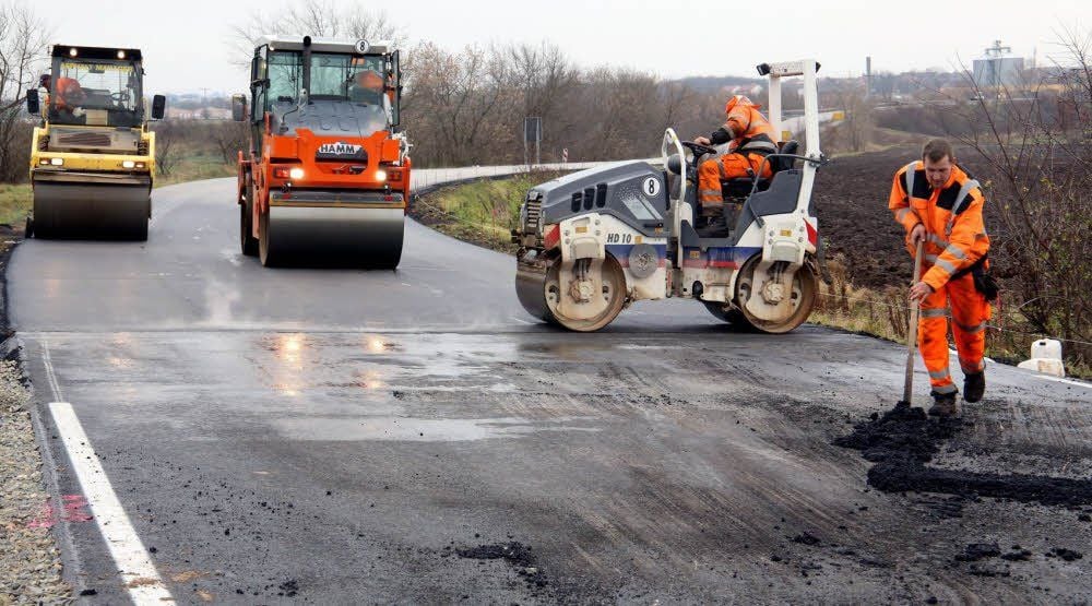 Die letzten Asphaltarbeiten sind am Freitag ausgeführt worden. Was noch fehlt, sind Markierungen und Bankette.
