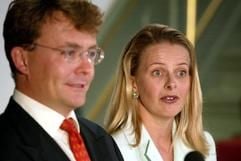 Prinz Johan Friso der Niederlande und seine Verlobte Mabel Wisse Smit bei der offiziellen Verkündung ihrer Verlobung im königlichen Palast Huis ten Bosch in Den Haag am 30. Juni 2003. (Archivfoto: dpa)