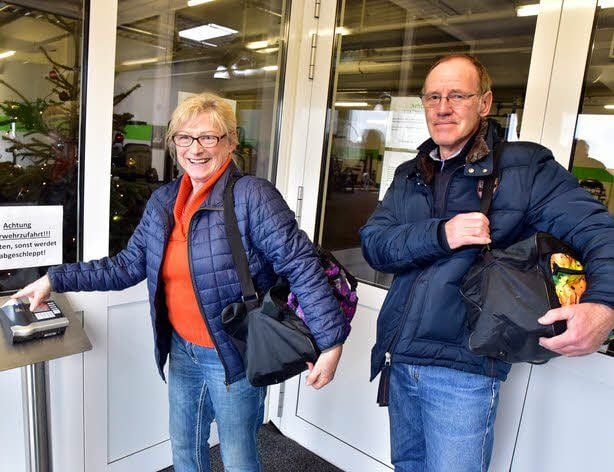 Petra Ackermann hält sich auch im neuen Jahr fit. Ingrid und Karl-Heinz Kunzelmann checken ein.