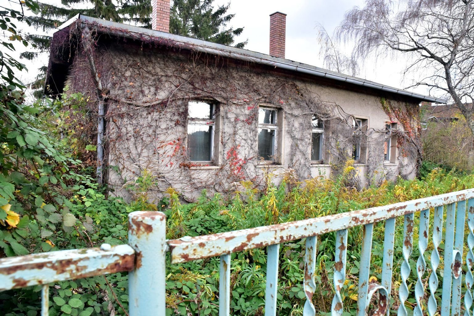 Das Bahnwärterhäuschen in Teuchern steht zum Verkauf.