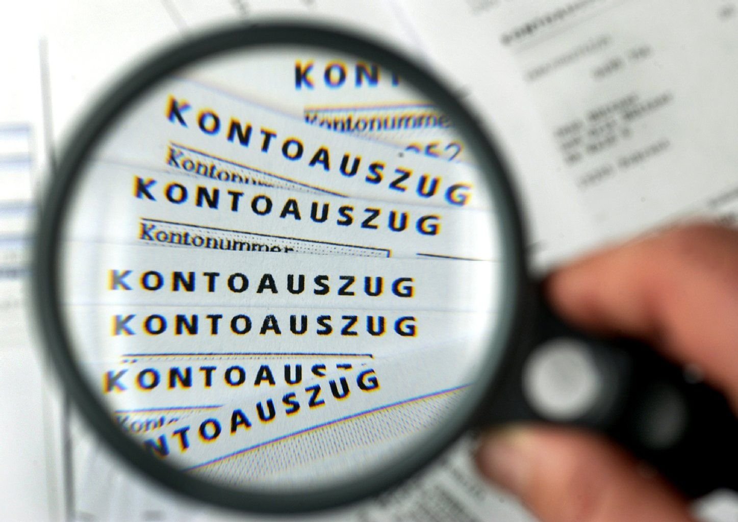 Wie viele Menschen in Deutschland kein eigenes Konto besitzen, ist nicht genau bekannt. Die von der EU-Kommission genannte Zahl von 670.000 Menschen stellt aus Sicht der Bundesregierung eine grobe Schätzung dar.
