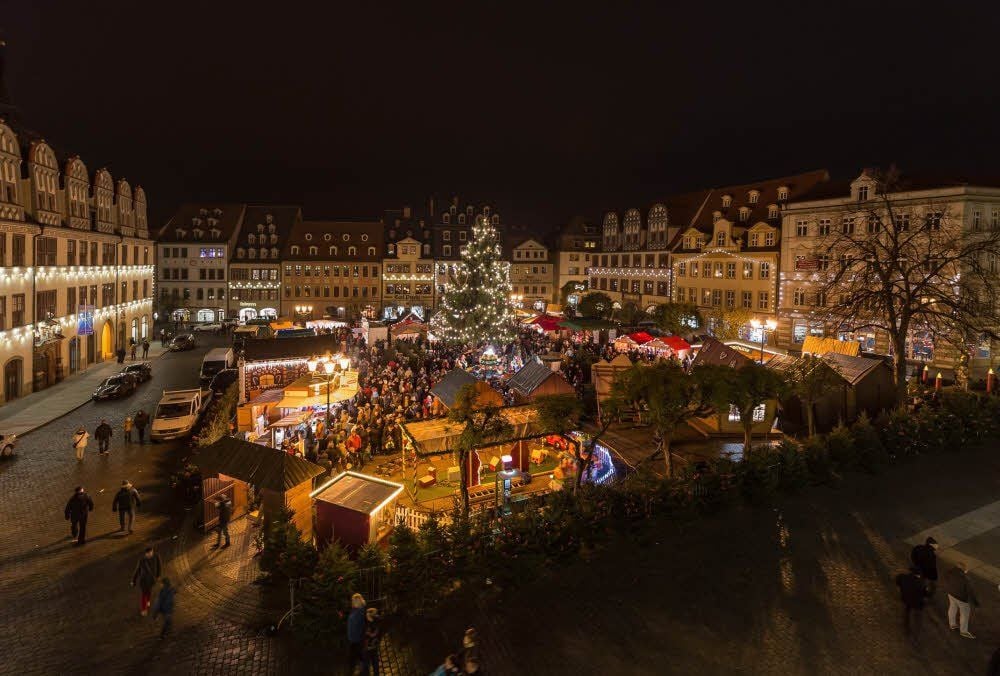 Blick auf Stände des Weihnachtsmarkts in Naumburg