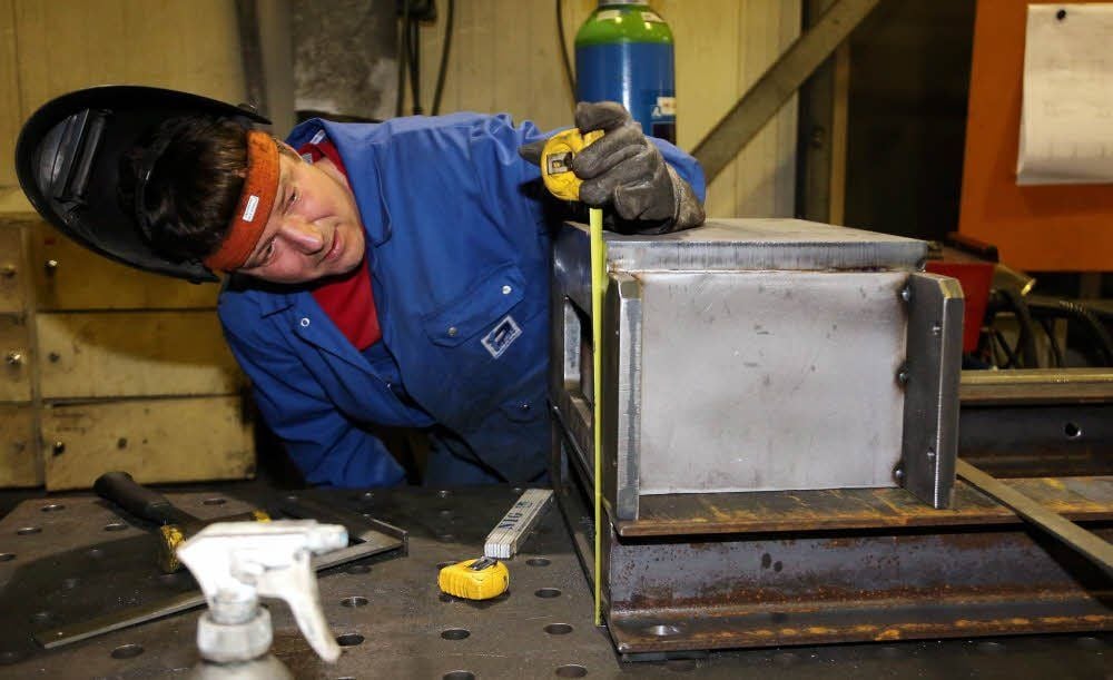 Schweißer Frank Wolf hantiert hier an einem Extruder-Rahmen (im weitesten Sinne Fördertechnik, für Maschinen-Tische). Sie werden bei der Preuss Metallverarbeitung GmbH in Linda gelasert, geschweißt, mit Farbe versehen und dann an den Kunden ausgeliefert.