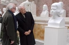 Franz J. Müller, Vorsitzender der Weiße Rose-Stiftung (l.) und der bayerische Ministerpräsident Edmund Stoiber (r.) betrachten in der Walhalla bei Donaustauf (Landkreis Regensburg) die Büste von Sophie Scholl. (Foto: dpa)