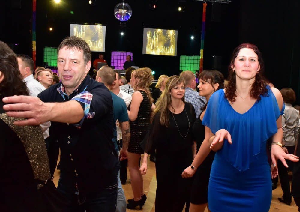 Auf der Tanzfläche tummelt sich Jung und Alt zu den Hits der 70er, 80er und 90er Jahre.