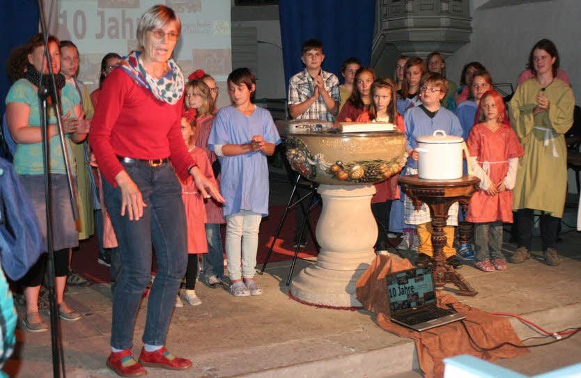 Das Bild entstand 2015 in Annaburgs Kirche beim Musical-Medley zum zehnten Geburtstag. Im Vordergrund links ist Petra Stelter zu sehen.