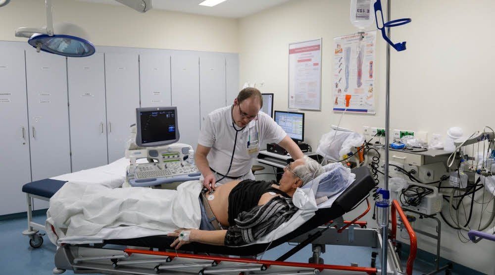 Der Leiter der Notaufnahme, Dr. Andreas Hillmann, untersucht einen Patienten, der bewusstlos eingeliefert wurde.