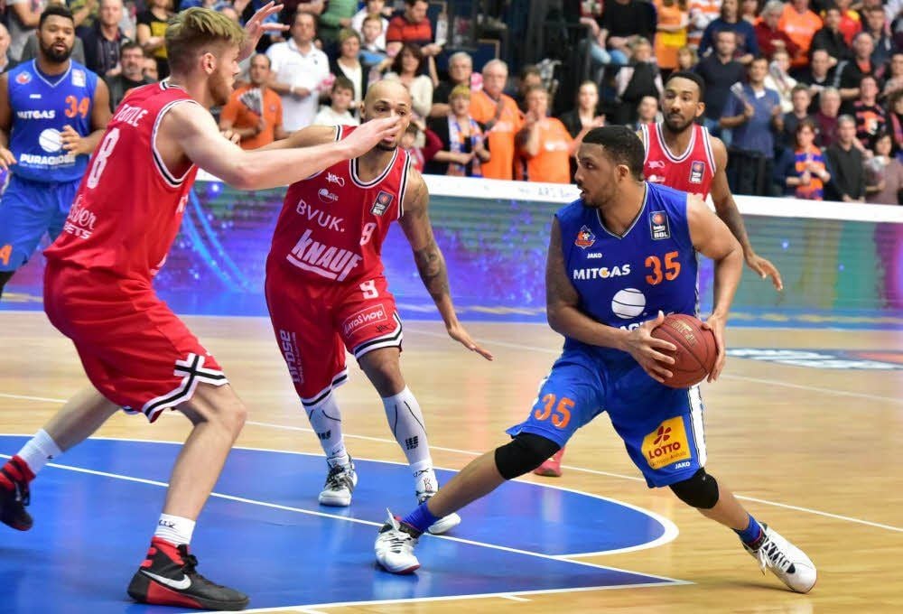 TaShawn Thomas (r.) war bester MBC-Werfer gegen Würzburg. Lance Jeter (links im Hintergrund) bestritt seine letzte Partie für den Verein.
