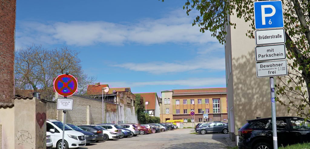 Der Parkplatz Deichstraße/Brüderstraße in Stendal soll schon seit Jahren saniert und an einen Investor vergeben werden.