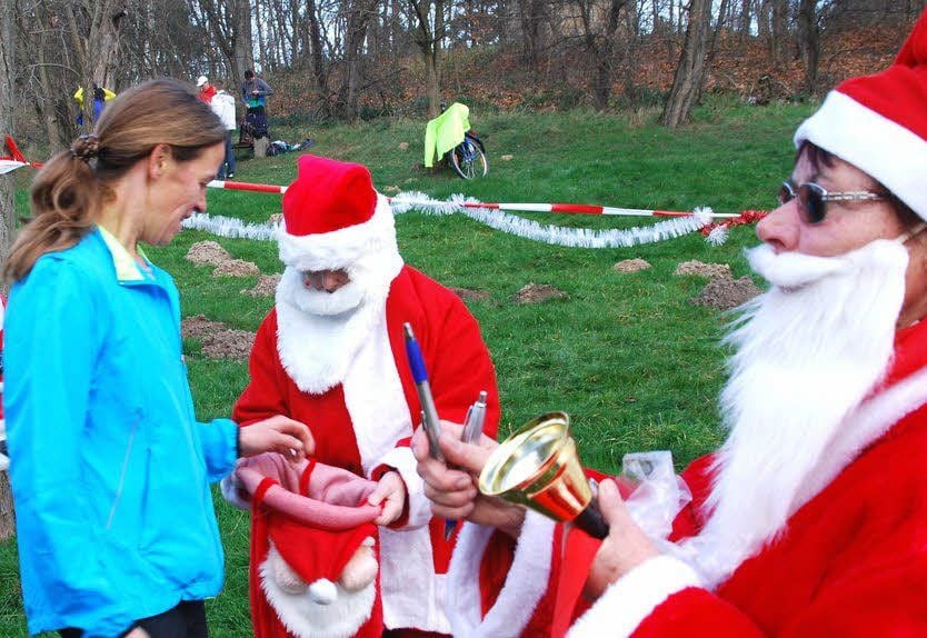 ...auf alle der Griff in den mit Süßem gefüllten Sack der Weihnachtsfrau Anneliese Klotz oder ein Geschenk bei deren Kollegin Brigitte Meier (rechts).