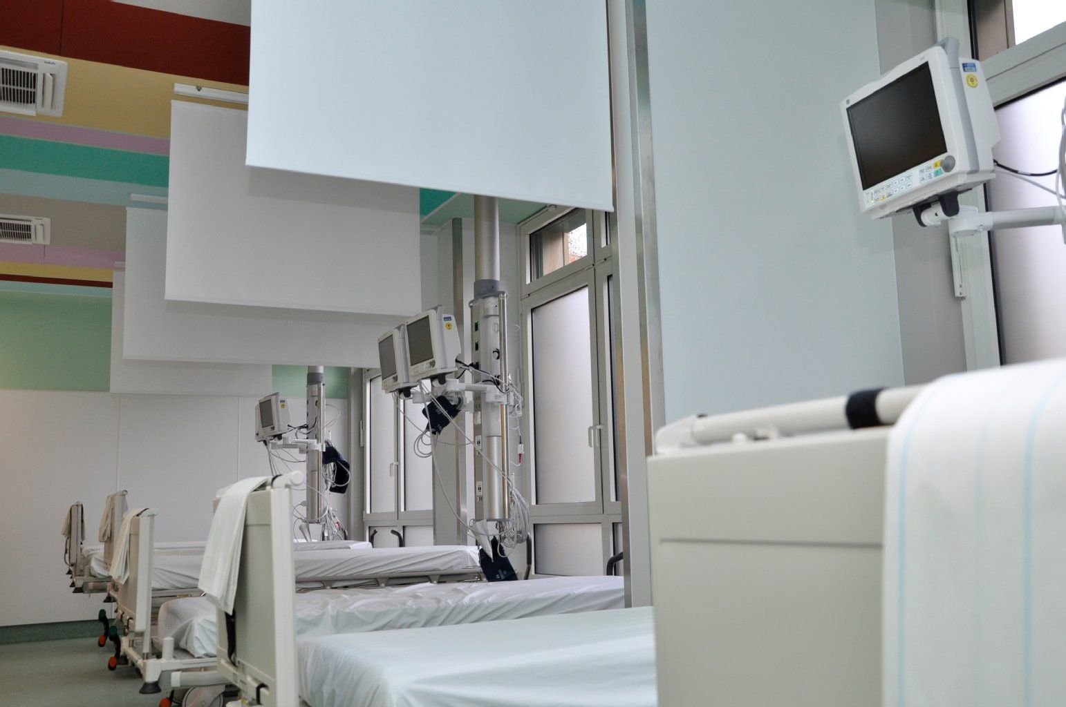 In der neuen Abteilung können überwachungspflichtige Patienten mit Hilfe von modernen Monitorplätzen überwacht werden.