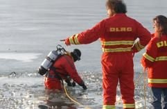 Einsatzkräfte der Deutschen Lebensrettungsgesellschaft suchen am Samstag (01.03.2003) am zugefrorenen Ilsesee bei Augsburg nach vermissten Tauchern. Beim Eistauchen verunglückten ein Mann und eine Frau tödlich. Die Unfallursache ist unbekannt. (Foto: dpa)