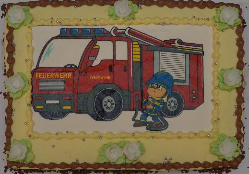 Ortsbürgermeister Udo Lucas hatte eine Feuerwehrtorte gestiftet.