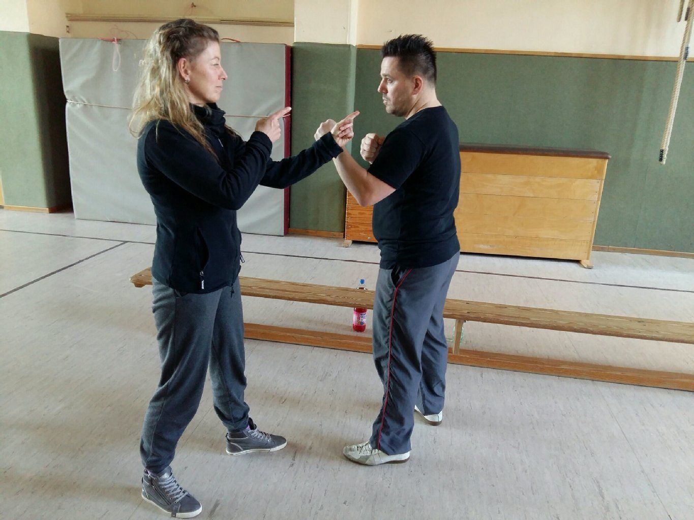 Ines Schütz hat gerade eine Technik erlernt, wie sie sich gegen einen möglichen Angriff (hier von Trainer Jens Nerlich) abgrenzen kann.