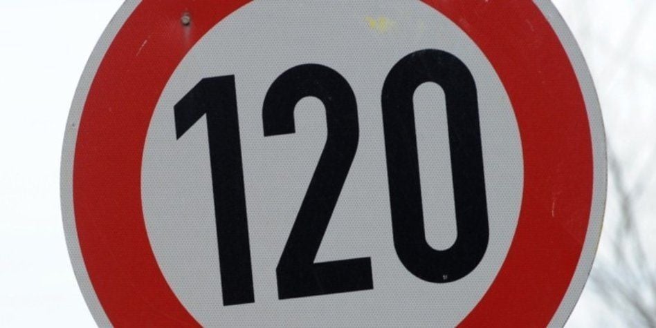 Baden-Württemberg will auf zwei Autobahnen streckenweise Tempo 120 einführen. Doch es gibt viel Kritik.