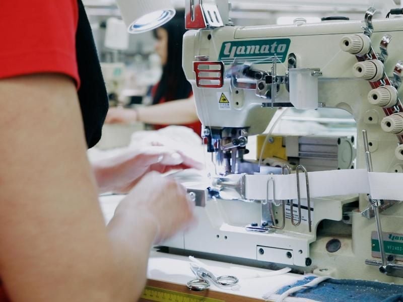 Flexibilität ist gefragt: Der schwäbische Textilhersteller Trigema stellt seine Produktion zumindest teilweise auf Mundschutz-Masken um. Foto: Trigema/dpa