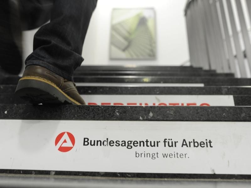 Laut Frühjahrsprognose des Instituts für Arbeitsmarkt und Berufsforschung (IAB) wird die Zahl der Erwerbslosen im Jahresschnitt 2018 mit 2,33 Millionen um rund 200 000 niedriger ausfallen als im Vorjahr. Foto: Larissa Schwedes