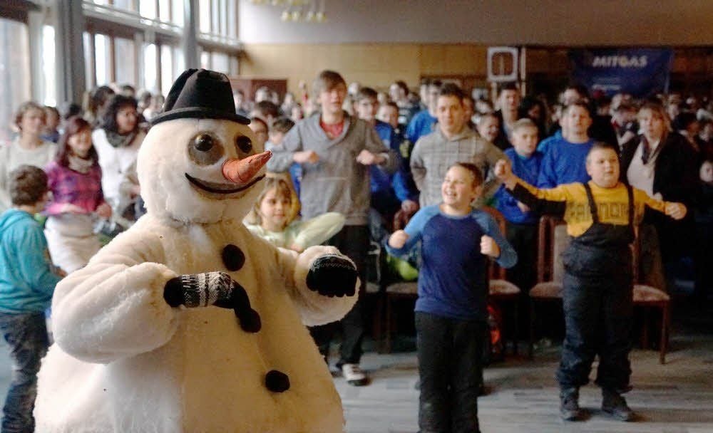 Der Schneemann war zur Eröffnung der Winterspiele in das Gemeinschaftshaus gekommen, doch der erhoffte Schnee blieb aus.