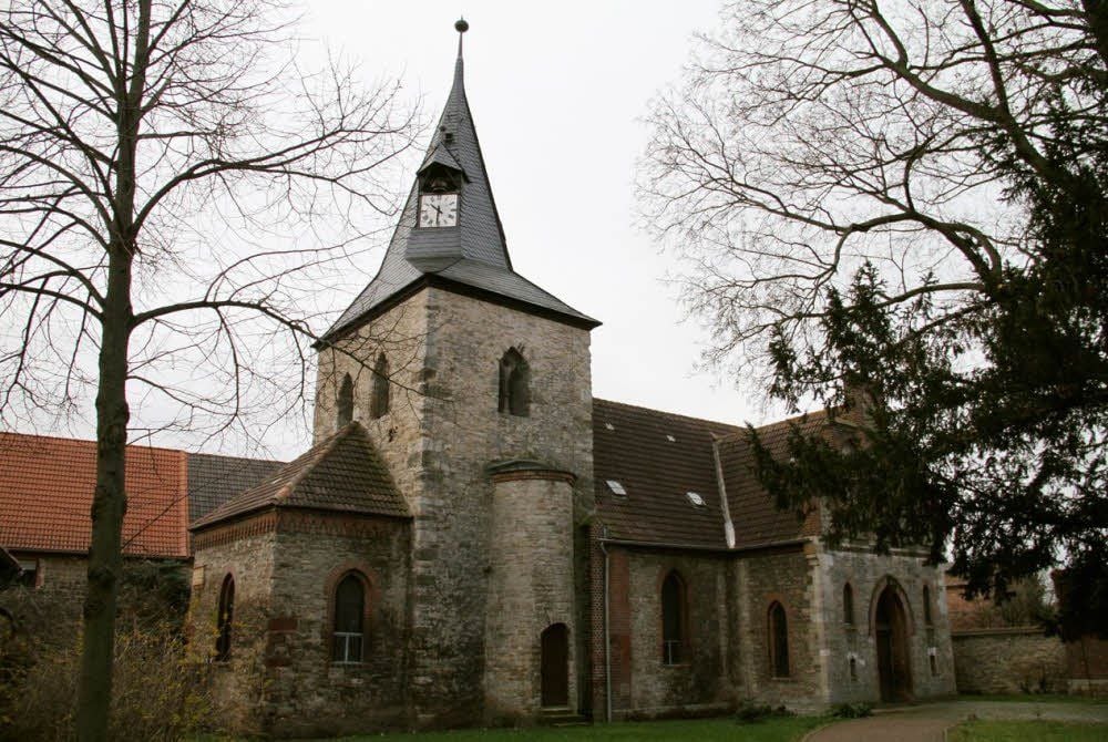In der Ortsmitte von Drohndorf steht die Marienkirche. In ihrem Turm befinden sich Schätze.