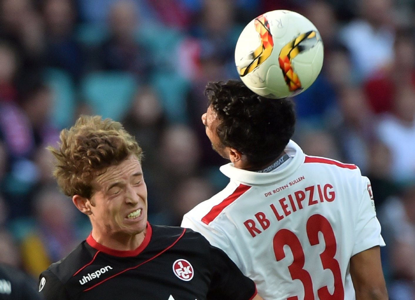 Leipzigs Marvin Compper (r.) und Kaiserslauterns Patrick Ziegler im Luftkampf um den den Ball.