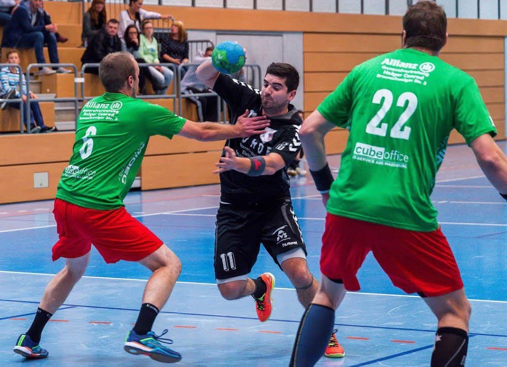 Tomas Jablonka (in Schwarz) avancierte beim Heimsieg der SG Spergau gegen Magdeburg zum erfolgreichsten Werfer seines Teams. Er erzielte zehn Treffer. Noch besser war der Magdeburger Michael Jahns (Nummer 22), der 14 Mal traf.