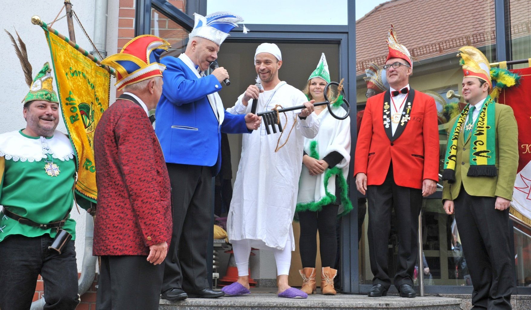 Eröffnung der Karnevalsaison 2015/2016 mit Übergabe des Rathausschlüssels vom Bürgermeister Andy Grabner an die Karnevalsvereine Sandersdorf, Zscherndorf, Ramsin und Roitzsch vor dem Rathaus in Sandersdorf.