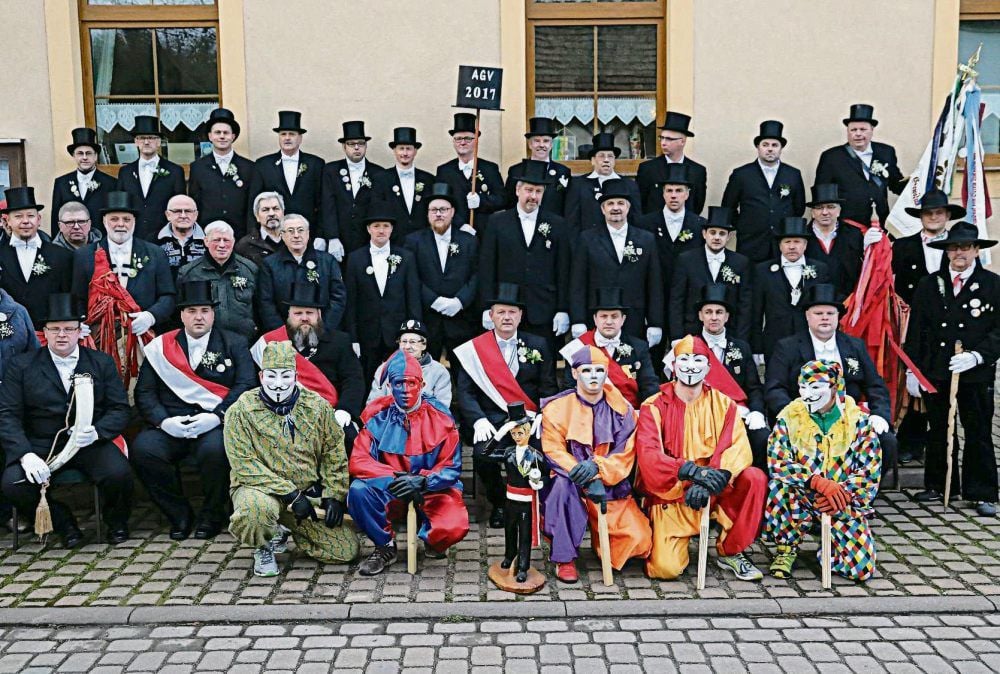 Am Fastnachtsdienstag nehmen die Allstedter Gesellen in Frack und Zylinder zum traditionellen Gruppenfoto Aufstellung.