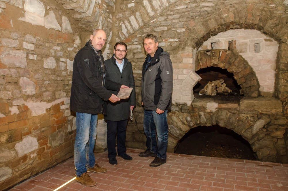Bauamtsleiter René Schaar (v.l.), Bürgermeister Christoph Schulze (CDU) und Kulturamtsleiter Jörg Höhne beim Rundgang durch das Alte Salzamt.