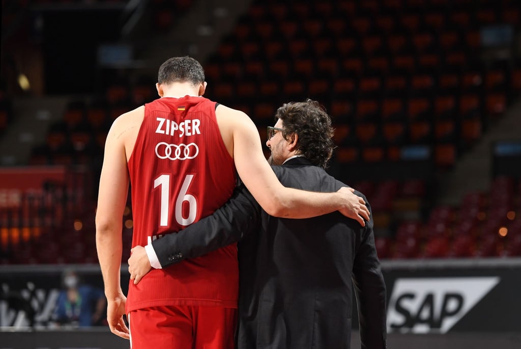 „Keiner will 0:3 rausfliegen“: Bayern-Coach Andrea Trinchieri (r) und Paul Zipser hoffen auf ein Comeback in der Euroleague.