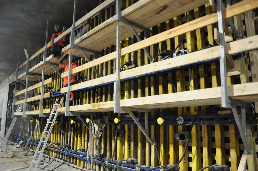 Eine Wand im Inneren des Tunnels neben dem Magdeburger Hauptbahnhof wird auf die Betonage vorbereitet.