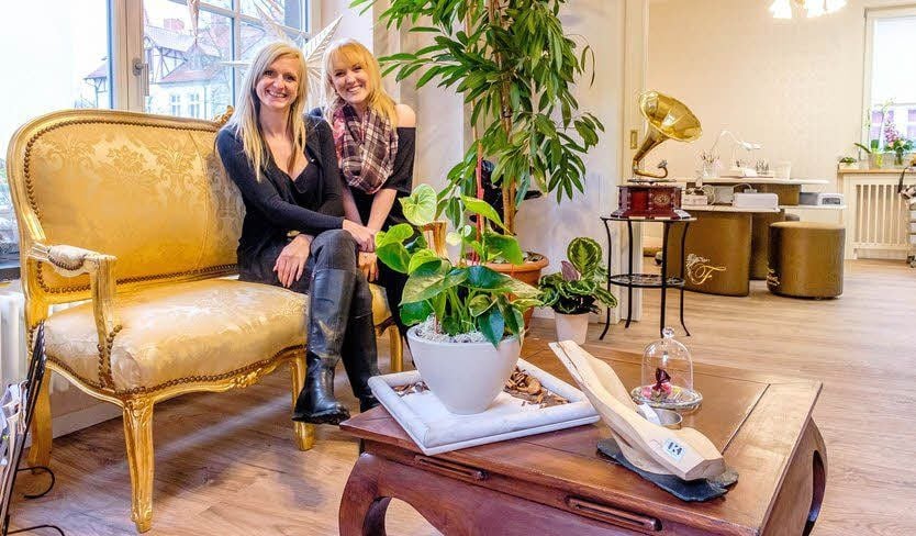 Annett (links) und Tina Nopper laden in ihren neu eröffneten Salon in der Melanchthonstraße ein.