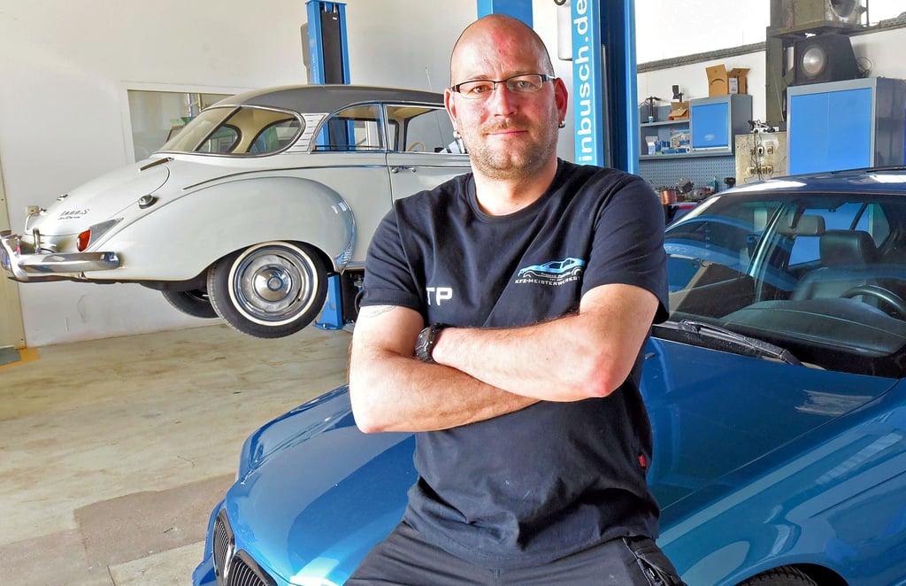 Thomas Paulick - der in Gatersleben eine Kfz-Meisterwerkstatt eröffnet hat - mit seinem selbstaufgebauten BMW.