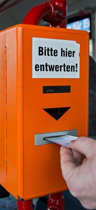 Und immer schön entwerten: Einige Fahrgäste, die Tickets im Vorverkauf erworben haben, nehmen es damit aber nicht so genau. Sie schummeln, um die Scheine mehrfach nutzen zu können.