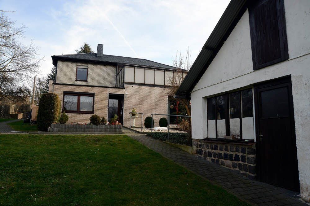 Blick über das Grundstück zum Wohnhaus der Familie.