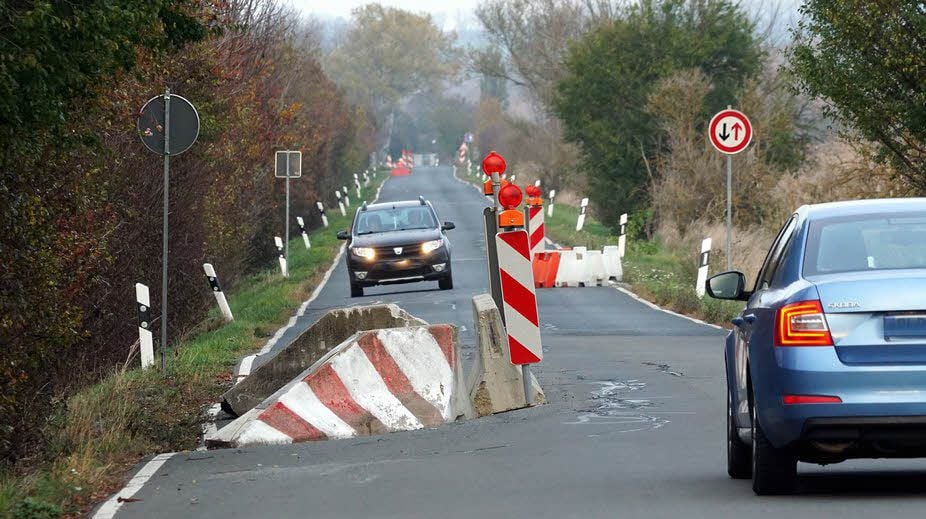 Die Kreisstraße 1370 zwischen Frose und dem Abenteuerspielplatz bei Schadeleben hat sich teilweise bis zu 30 Zentimeter gesenkt.