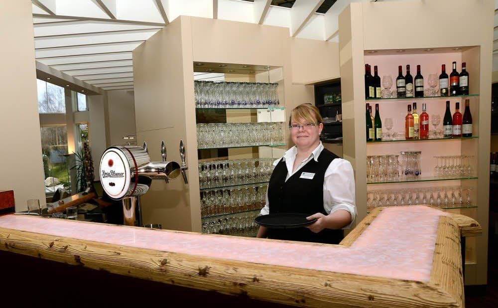 Carolin Stehfest hatte eigentlich eine Lehre im Pharmaziebereich begonnen und wechselte ins Hotelfach, jetzt ist sie Empfangschefin.