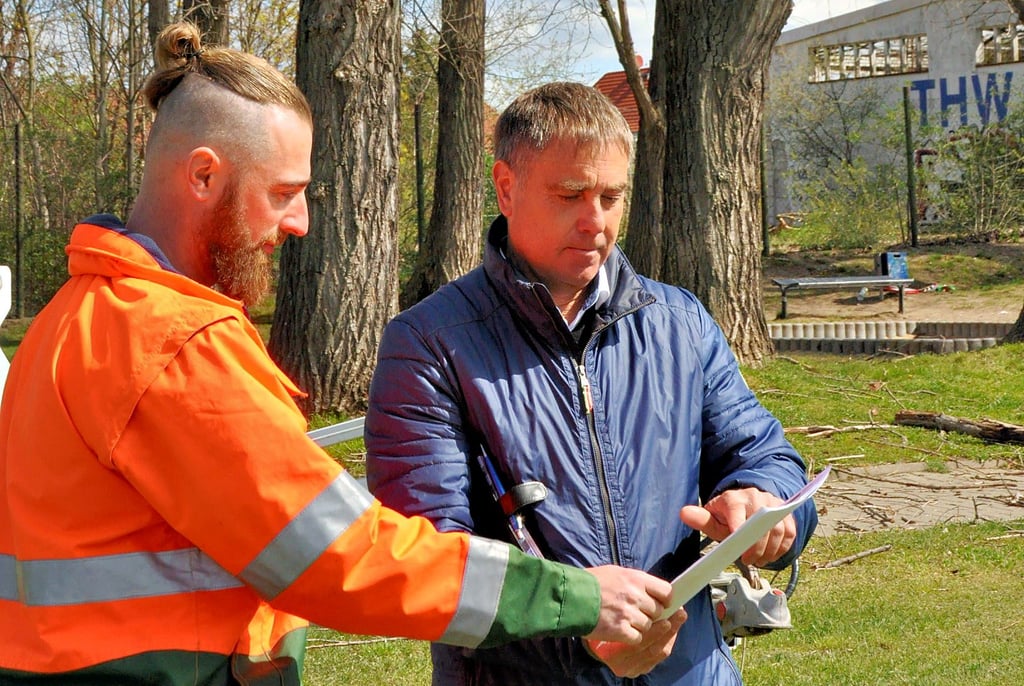 Baum-Experte Patrick Heim (links) und Stadtpflegebetriebsleiter Ingo Brüggemann sind in erster Linie daran interessiert, die Verkehrssicherheit in der Stadt und ihren Ortsteilen zu gewährleisten. Mit dem neuen Team im Hintergrund sind nunmehr auch Arbeiten in Höhen über vier Meter möglich, ohne dazu kostenintensiver Aufträge an externe Firmen vergeben zu müssen.